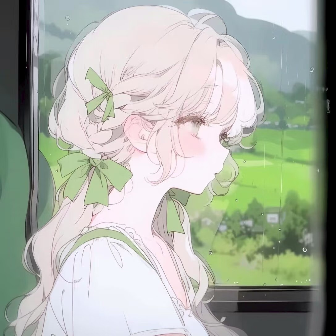 浅色头发、系着绿色蝴蝶结的动漫风格少女，坐在雨滴映照的窗边眺望绿色田野